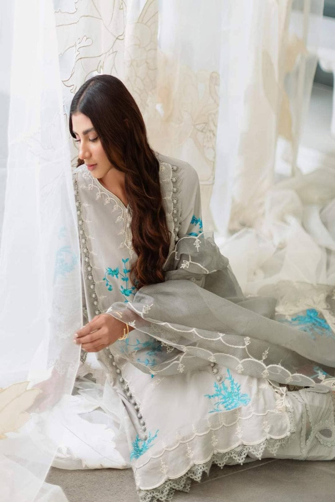 Sana Safinaz light grey embroidered lawn unstitched 3-piece suit with organza border and embroidered cotton gaza dupatta"